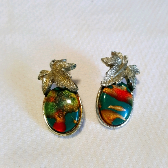 Vintage Jewelry - Vintage Earrings. Silver tone. Leafs. Green stone.
